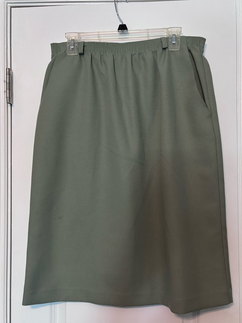 100% polyester Classic Collection Olive Midi Skirt with Elastic Waist Size 14
